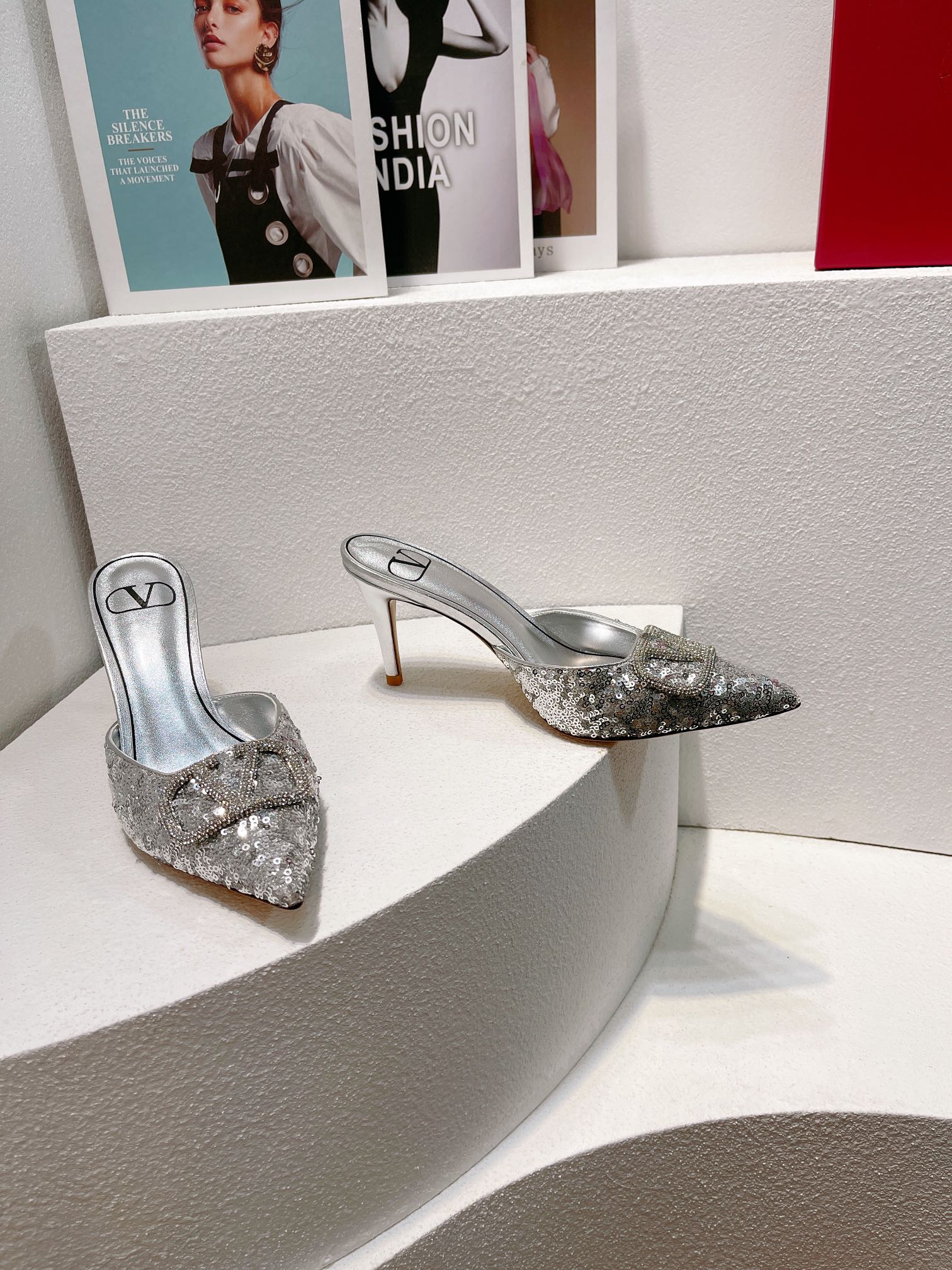 Новинка с официального сайта Valentino 2023 — Блестящие полосатые босоножки на высоком каблуке — 8 см — Серебристые