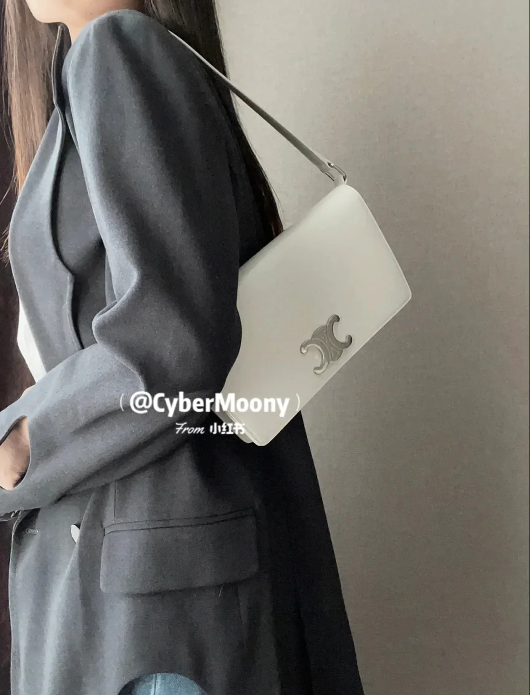 Сумка Celine Triomphe из глянцевой телячьей кожи с принтом под канвас - белая.