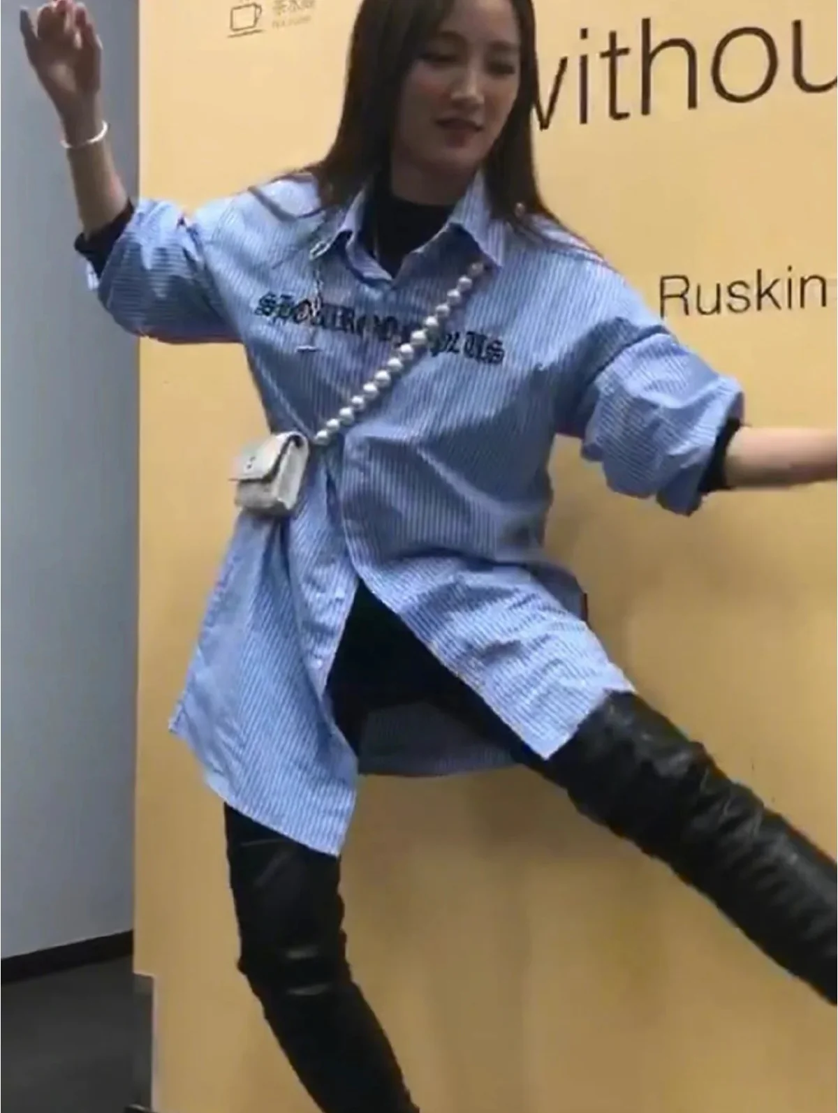 Маленькая сумочка Chanel с жемчужной цепочкой