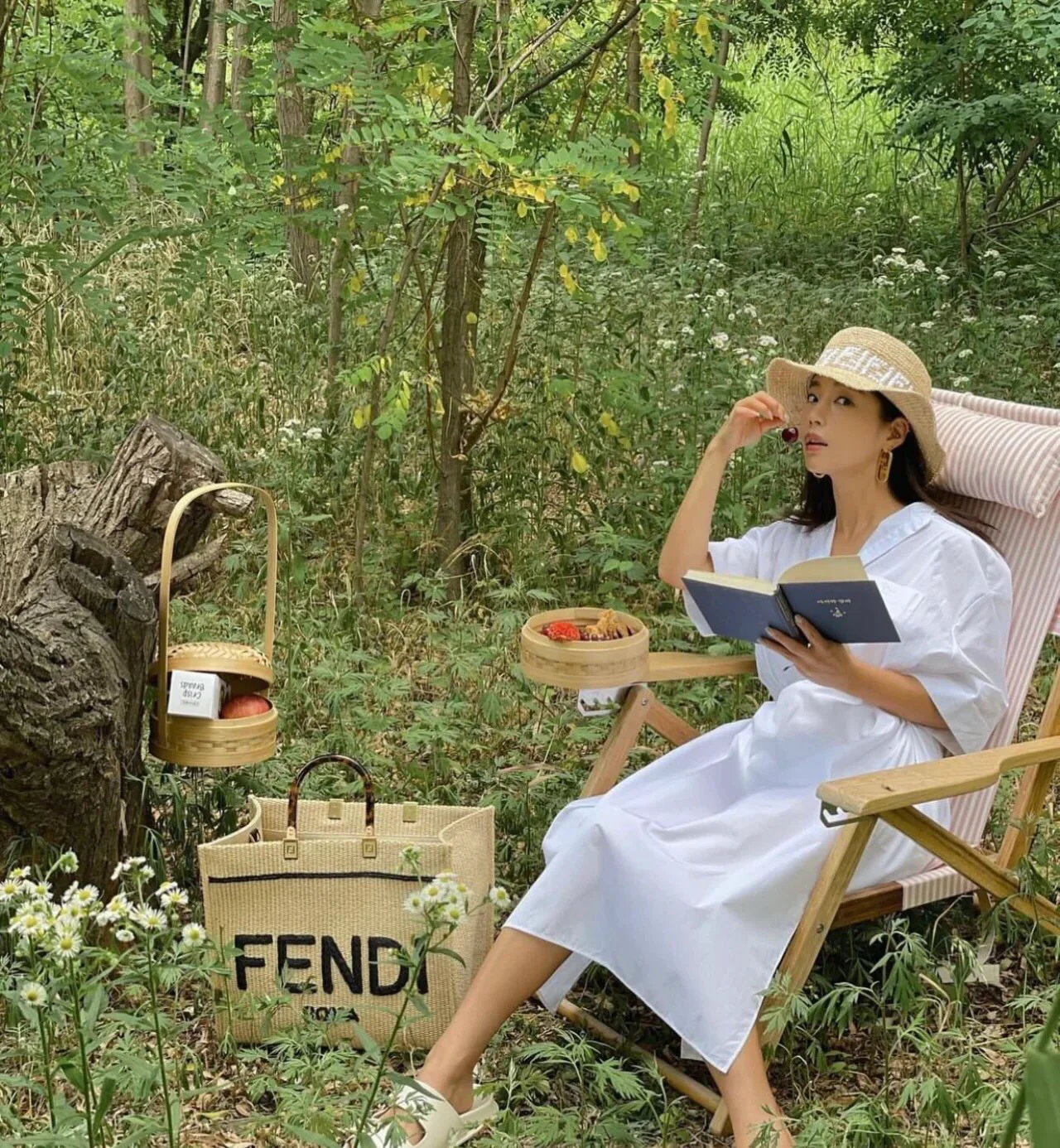 Сумка-шоппер Fendi Sunshine ручной работы из соломы — фото в ней.