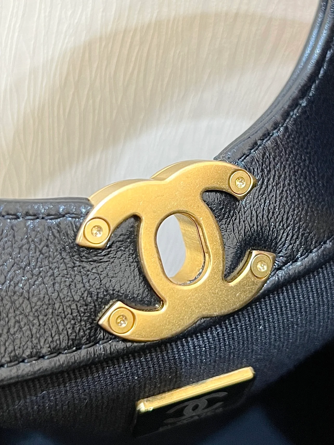 Мини-сумка Chanel 25p 31 из замши, черная