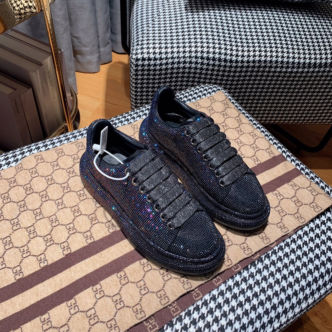 Классические белые кроссовки McQueen - черные с отделкой из страз.