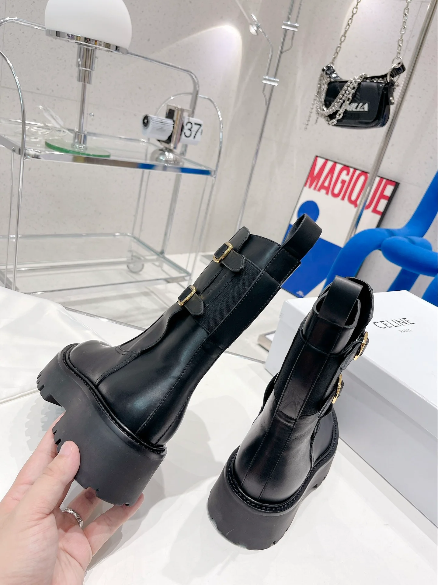 Новинка сезона осень/зима 2022 от Celine — ботинки с двойной кожаной пряжкой.