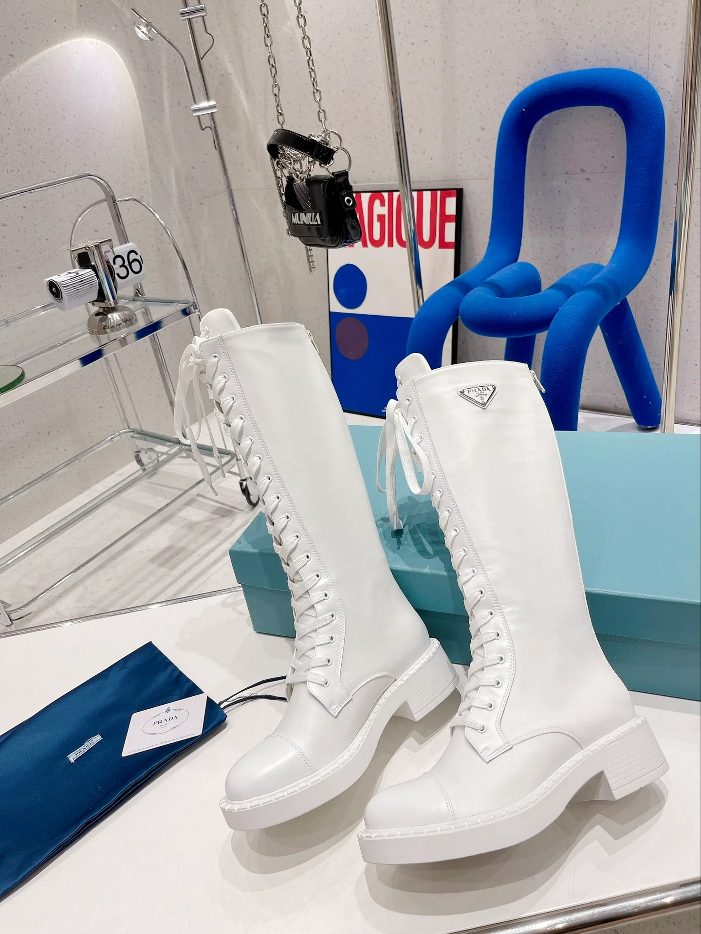 Коллекция Prada 2022 года с подиума - высокие сапоги