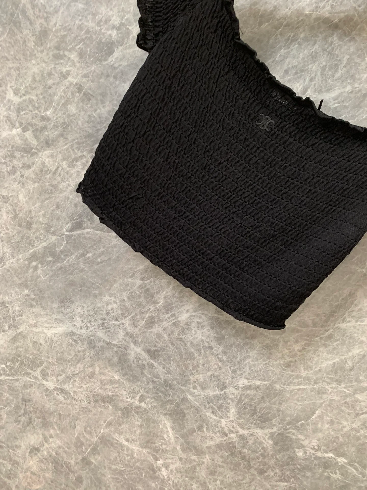 Celine - 2404 - 24ss Весна/Лето Новинка: Укороченный топ с плиссировкой и открытыми плечами