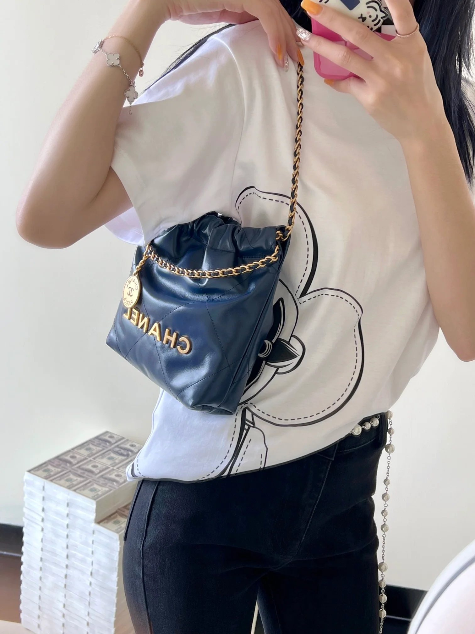 Новая коллекция Chanel Весна/Лето 2023 - Сумка 22 - Мини - Темно-синий - Фотографии в действии