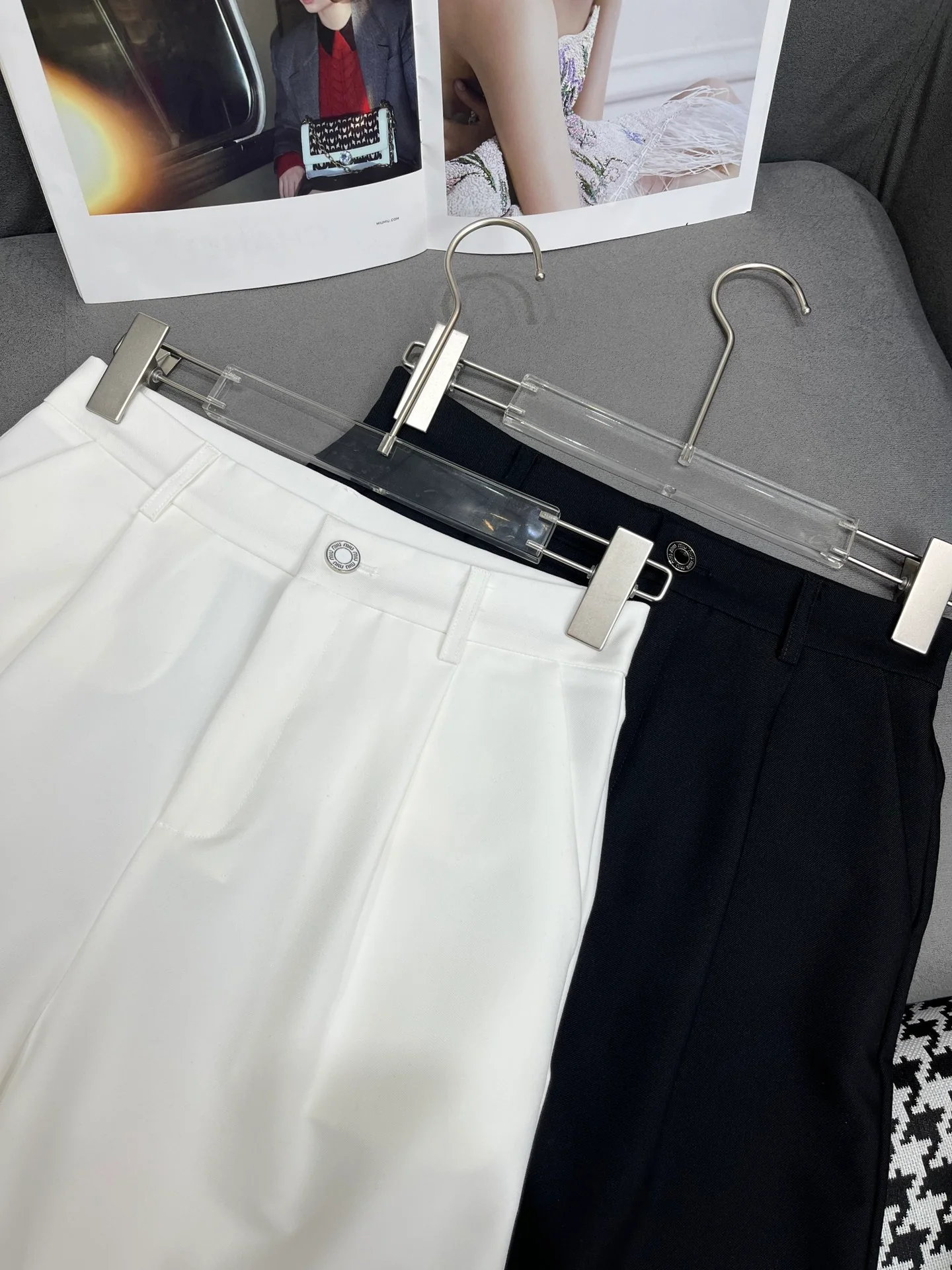 Miu Miu - 2404 - 24ss Весенне-летние новые шорты с металлической пряжкой в ??виде буквы - Черные