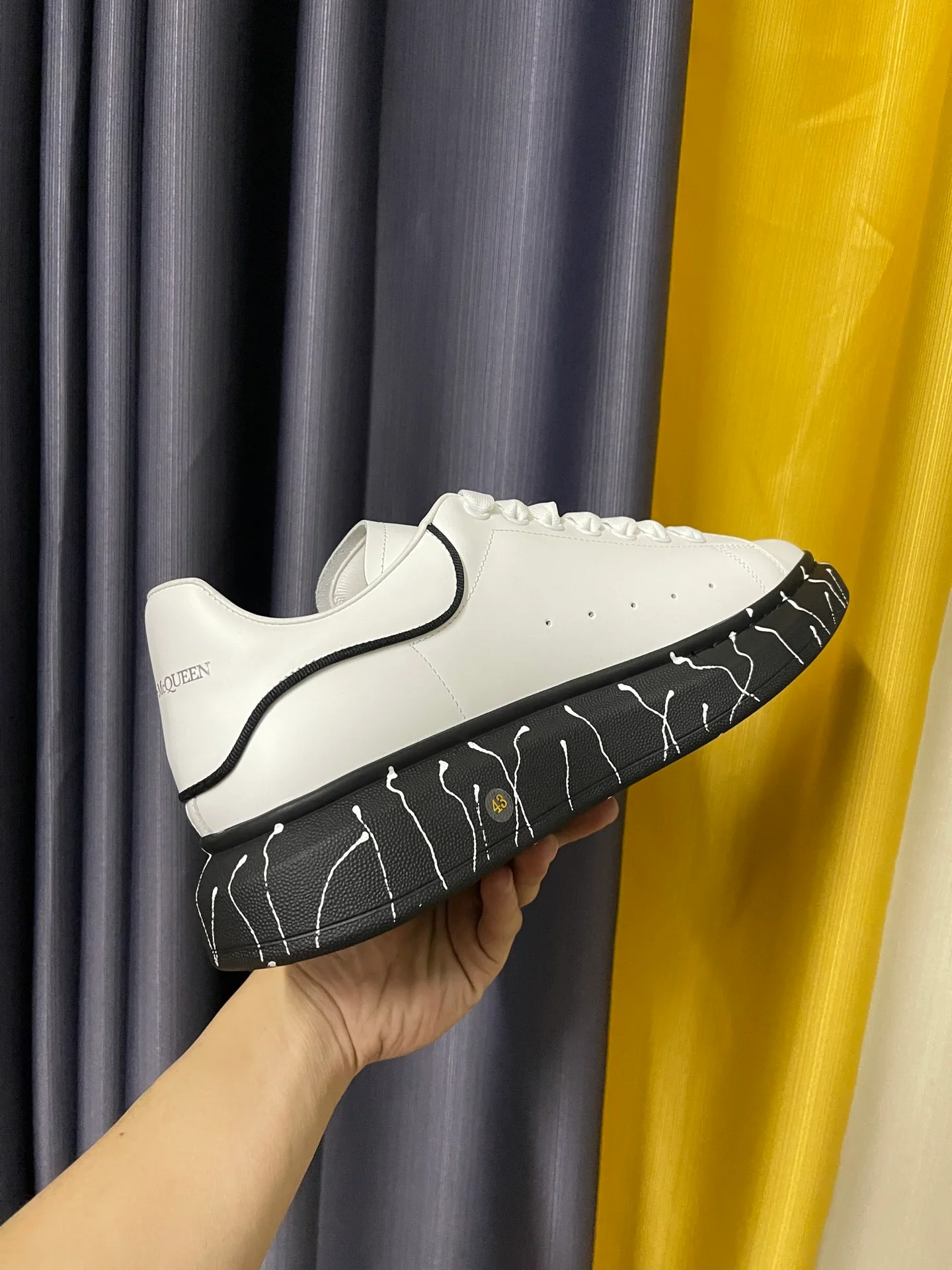 Классические белые кроссовки McQueen - унисекс - полностью белая кожа - белые граффити на черной основе