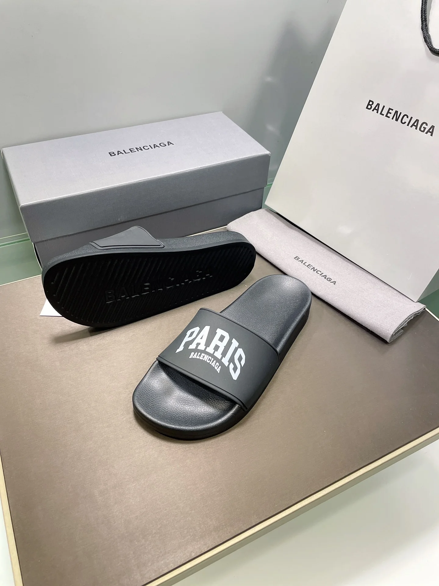 Balenciaga - Новая модель 2022 года - Тапочки с эффектом памяти и улучшенной упругостью - 1