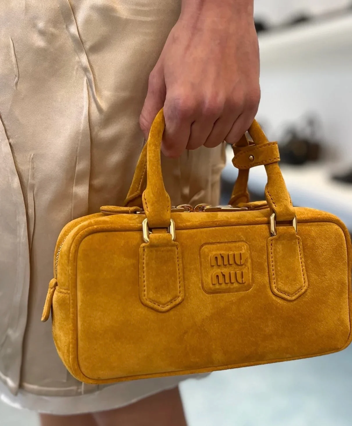 Обзор сумки для боулинга Miu Miu-5bb142 из замши, тыквенного цвета.