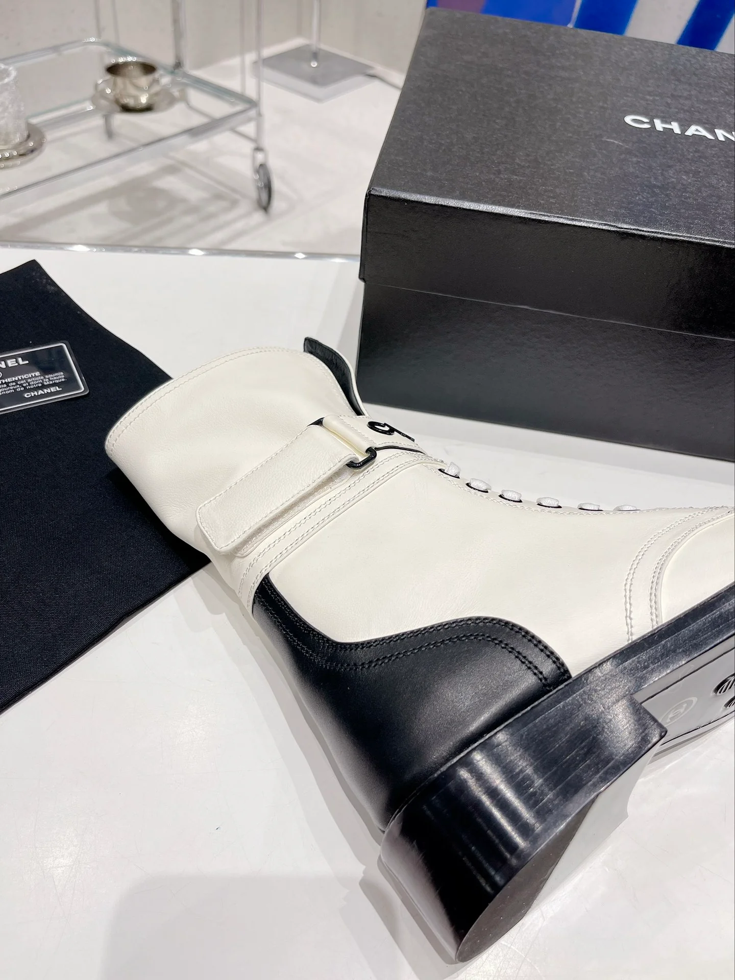 Новинка сезона осень/зима 2022 от Chanel — Ботинки Dr. Martens на шнуровке — Белые