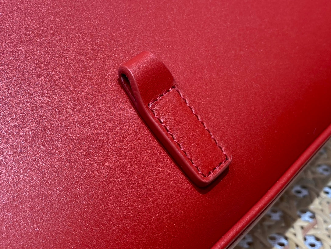 Сумка-седло YSL - красная с золотой фурнитурой.