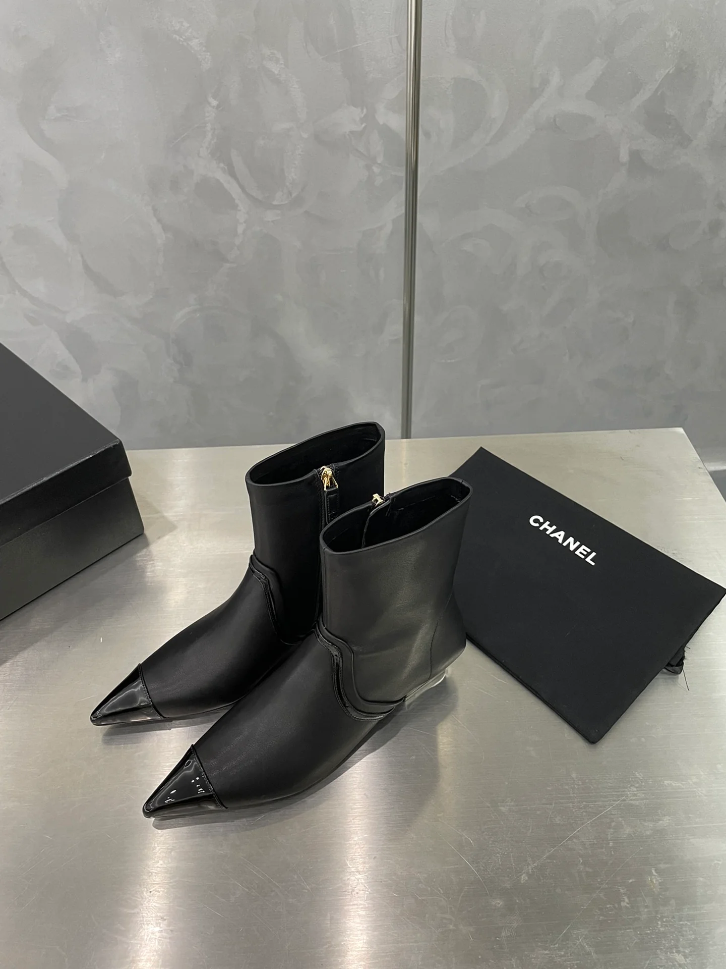 Chanel - Сапоги через плечо