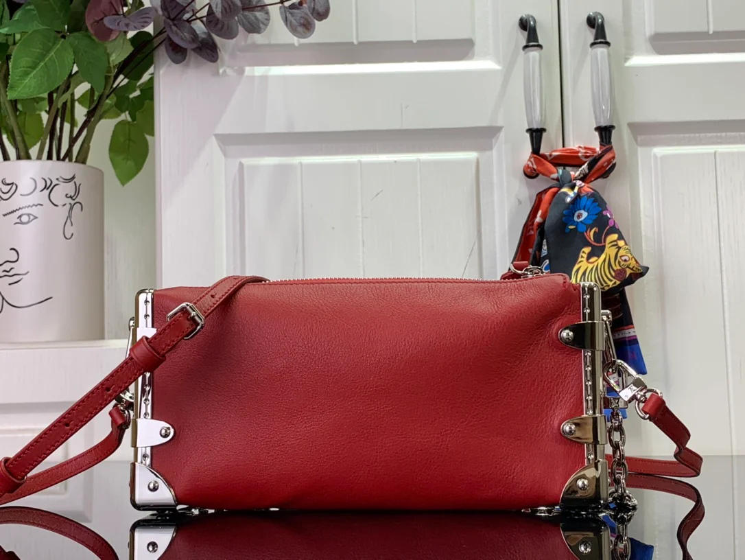 m25445-LV-slim-side-trunk chain bag-red