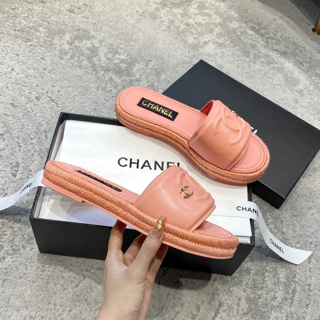 Новинка сезона весна/лето 2023 от Chanel - тапочки 3D Double C - розовые.