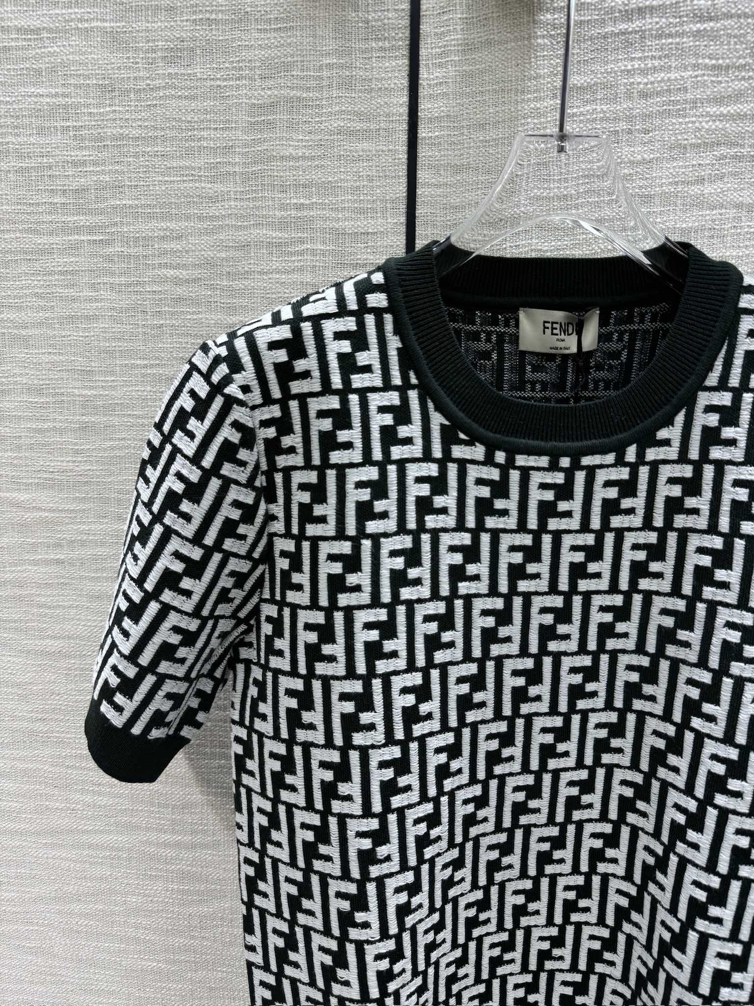 Fendi-2403-24 Новая коллекция ранней весны. Трикотажный свитер с коротким рукавом и круглым вырезом, с монограммой.