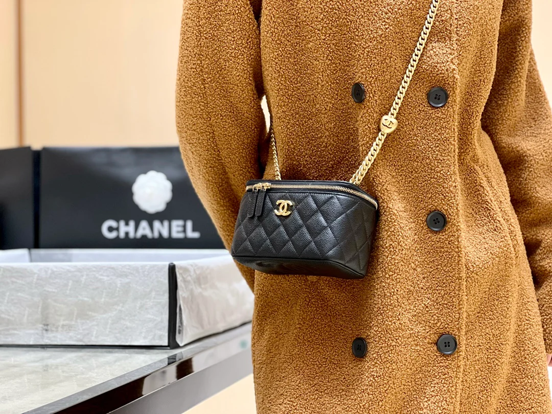 Новинка сезона весна/лето 2023 от Chanel - Длинная сумка-коробочка в форме сердца - 17 см - Черная - На фото: В образе.