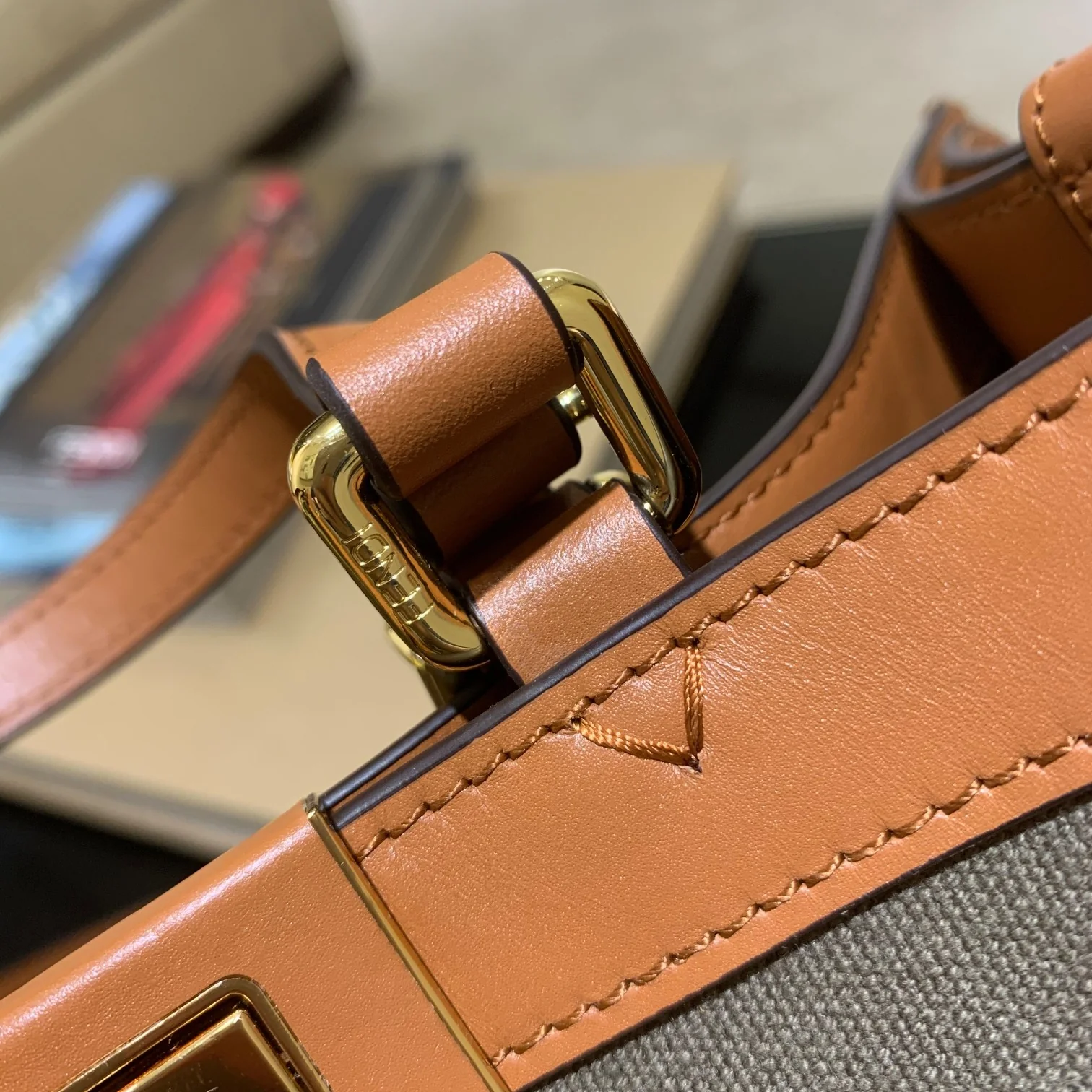 Сумка-тоут Fendi Peekaboo с холщовой ручкой