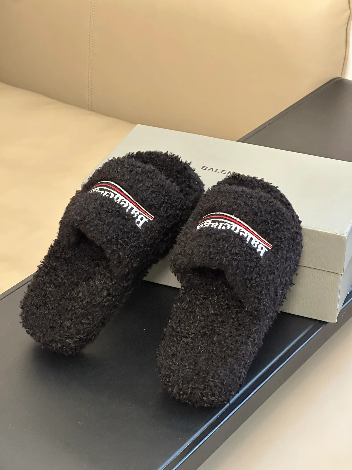 Новинка сезона осень/зима 2023 от Balenciaga - Меховые тапочки на платформе - Черные