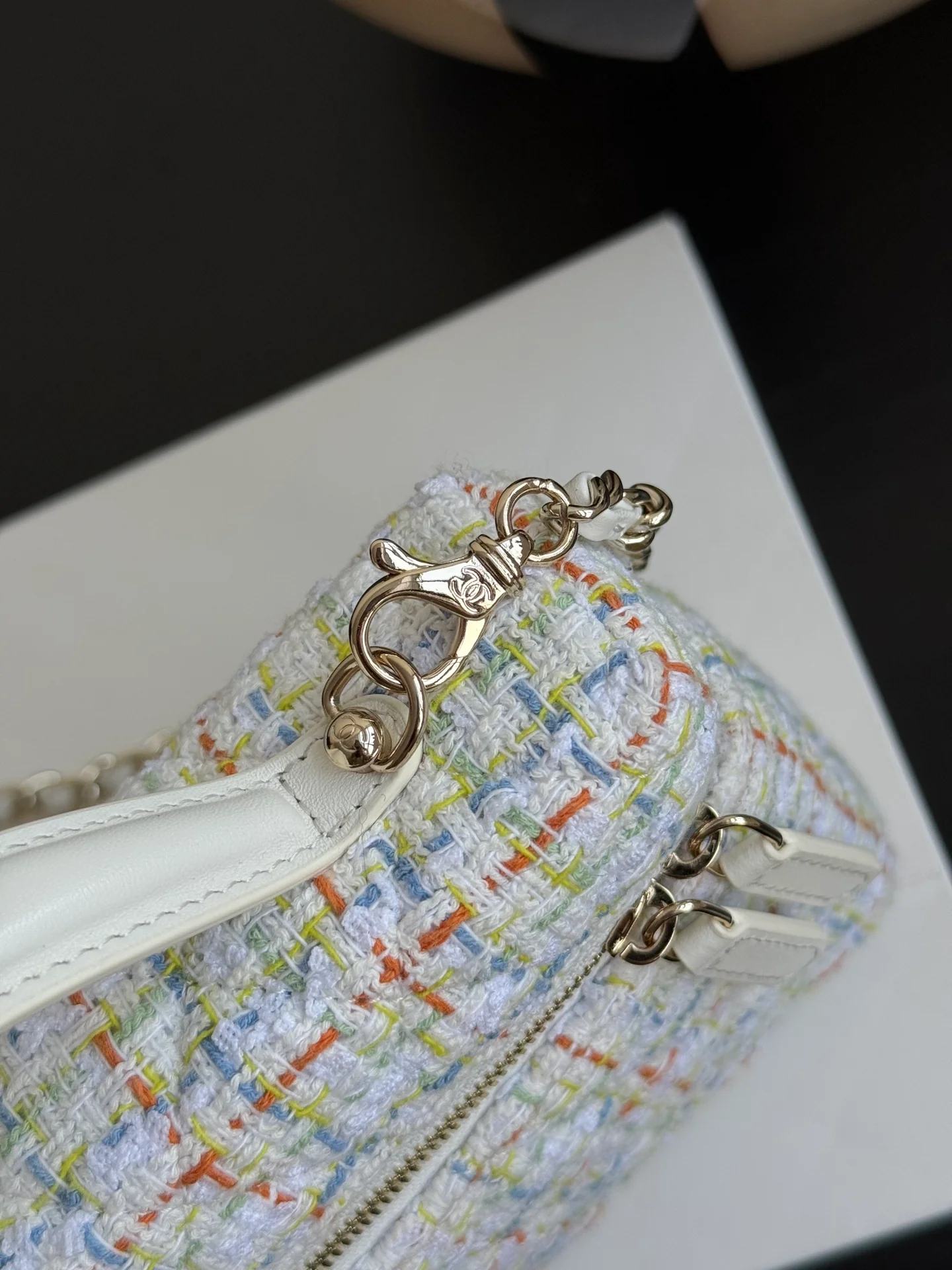 Бланш-сумка Chanel-LP из твида, белая.