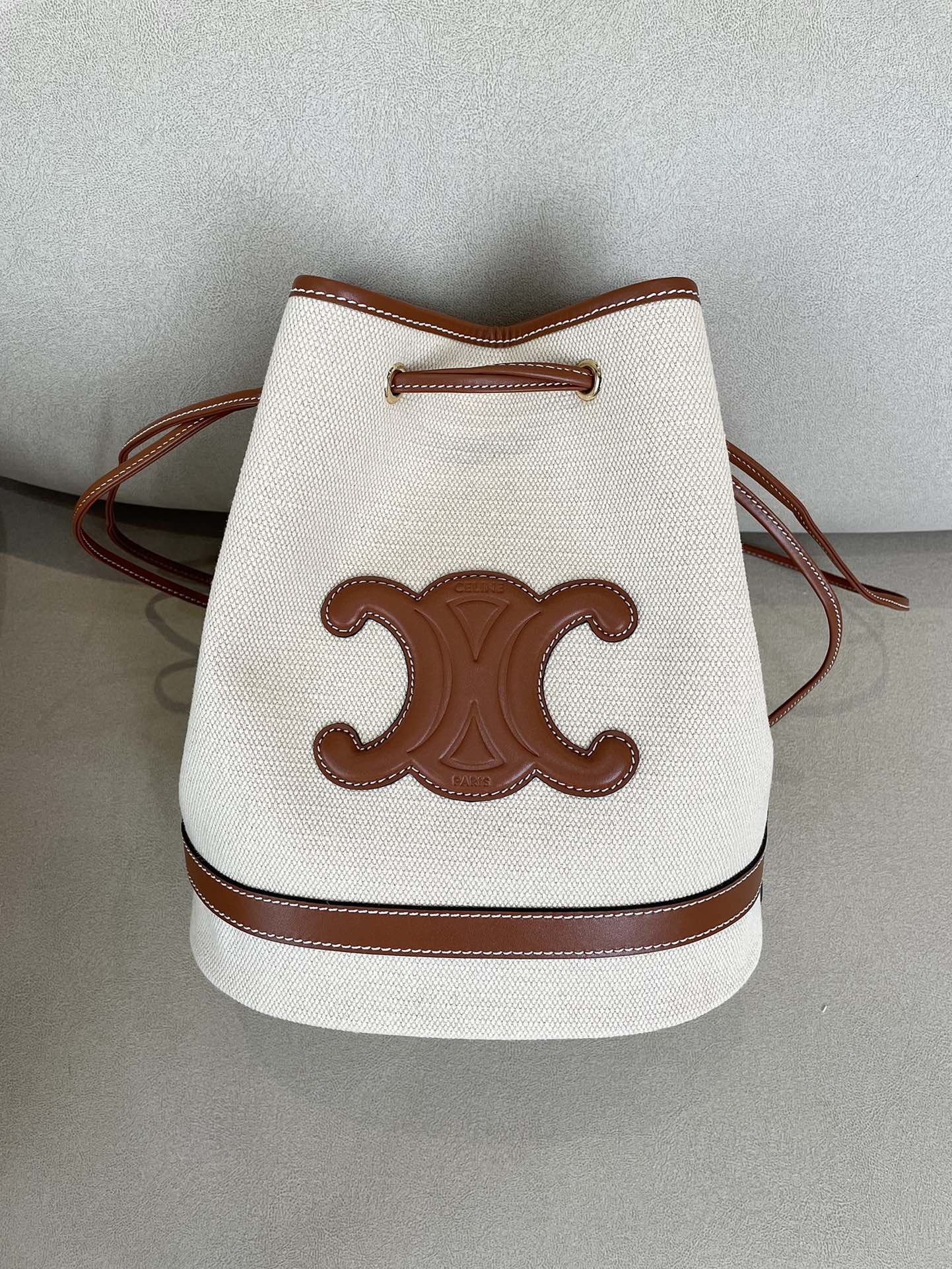 Сумка-ведро Celine Seau Marin на завязках из желто-коричневой ткани.