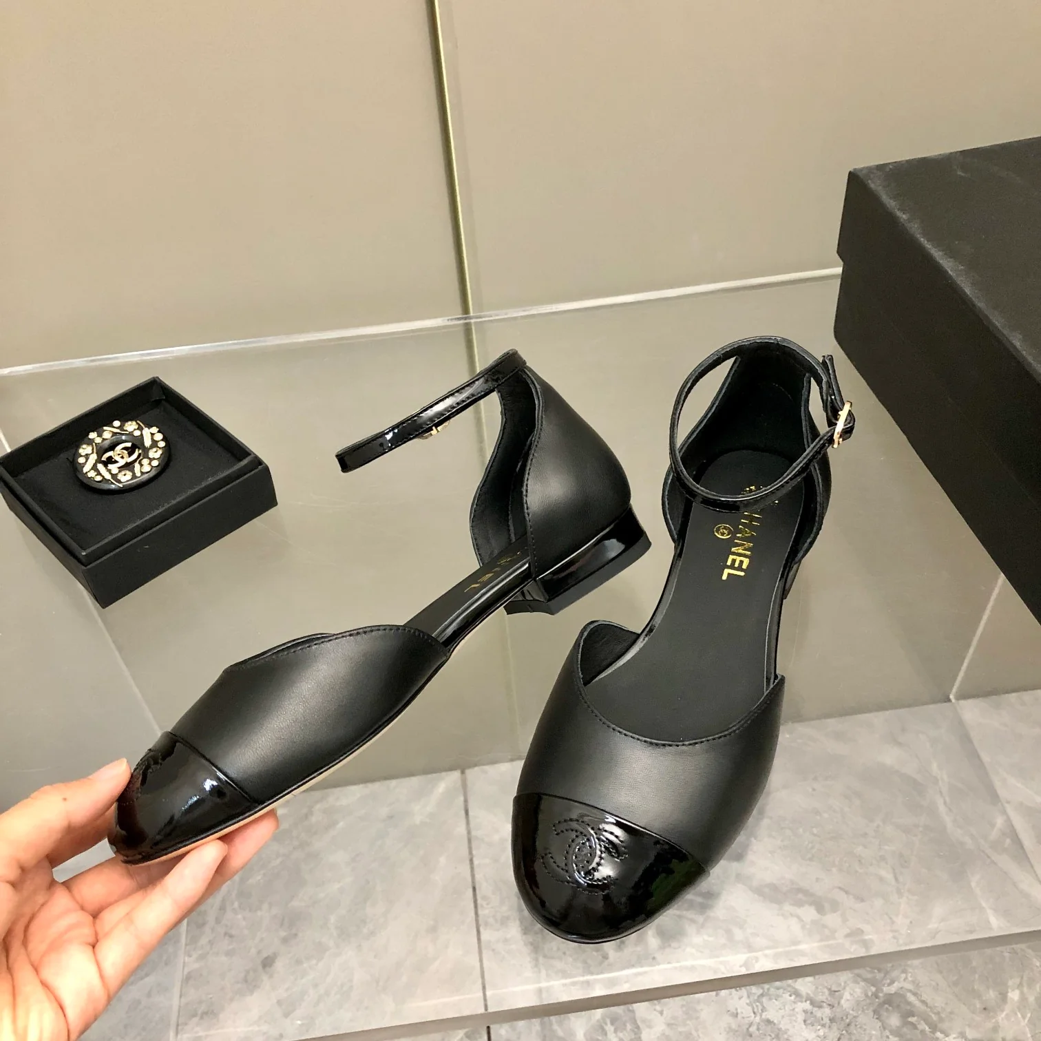 Коллекция Chanel 2022 года с подиума - Сандалии на плоской подошве - Черные