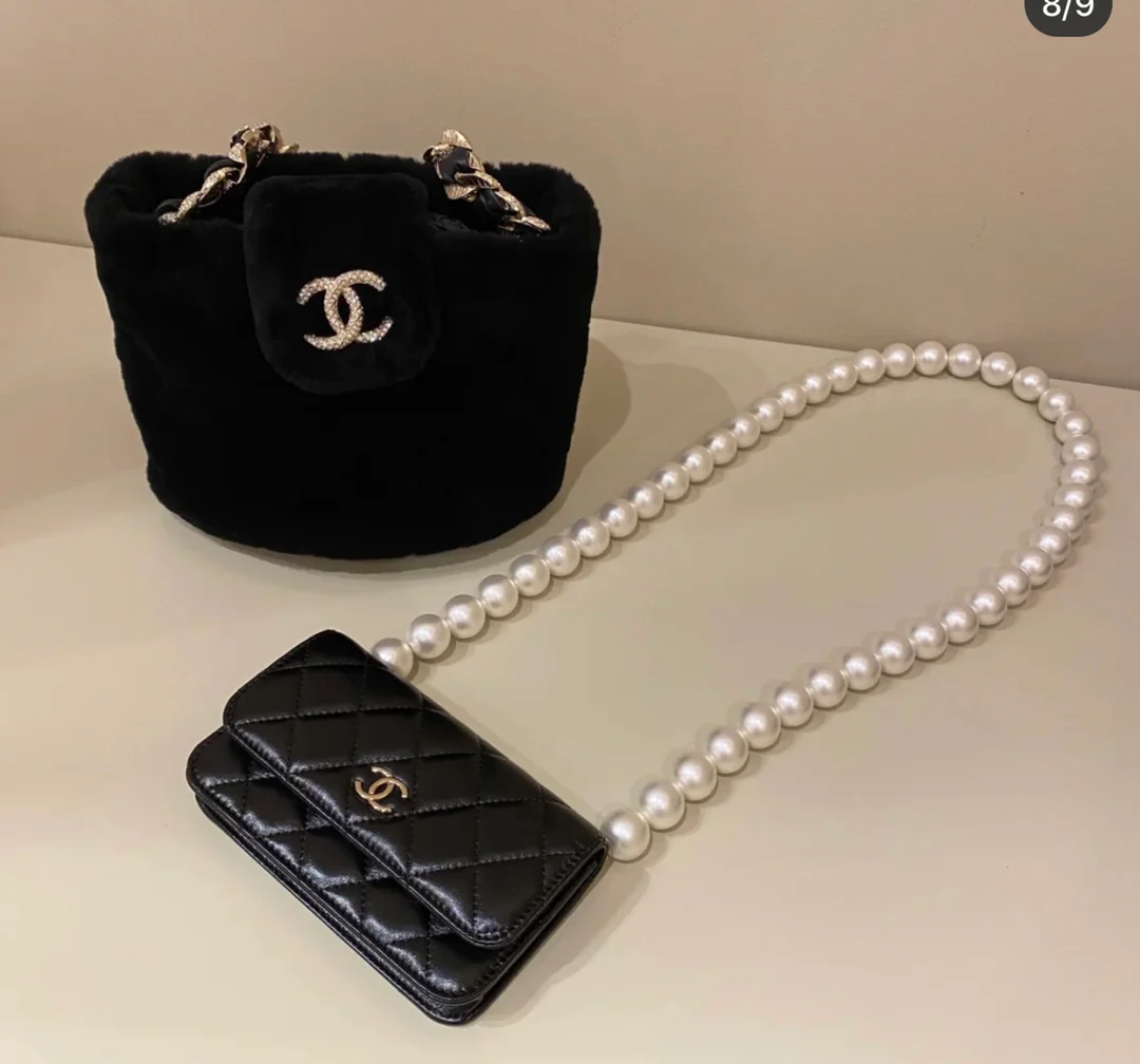 Сумка Chanel из овчины с цепочкой и бриллиантами - 1