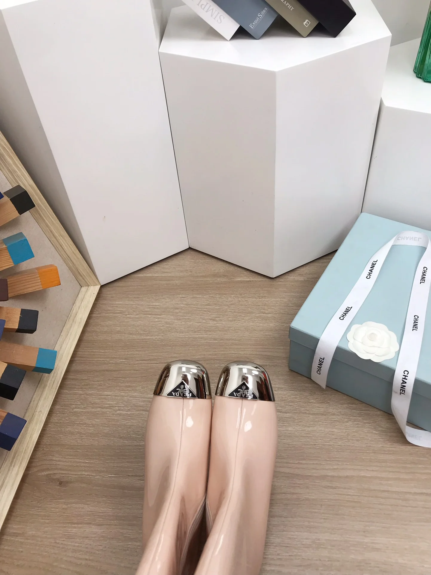 Коллекция Prada 2022 года с подиума - Металлические ботинки с закругленным носком