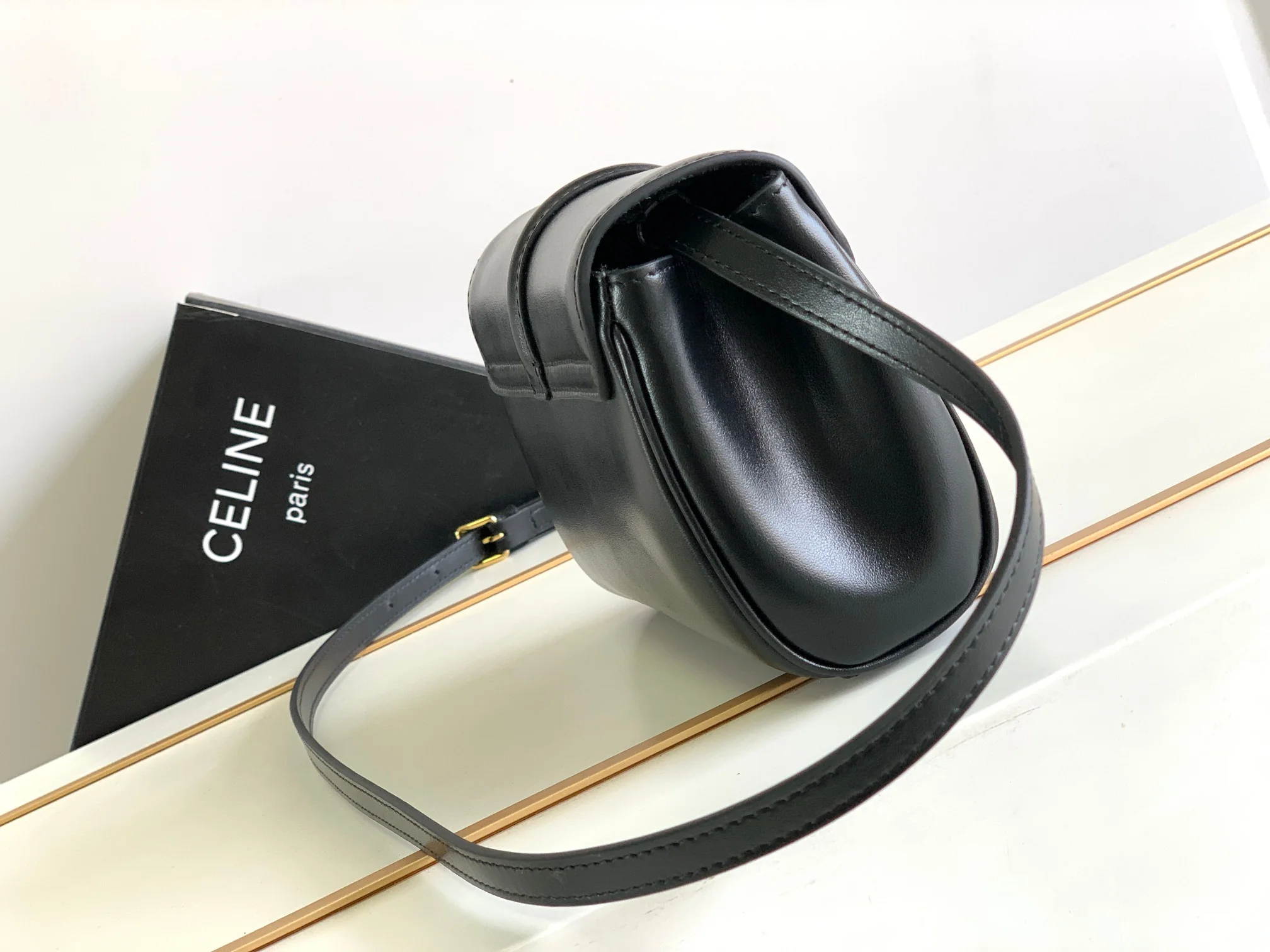 Новинка весны 2023 года от Celine - Миниатюрная сумка из мягкой зернистой телячьей кожи (16%) - Черная