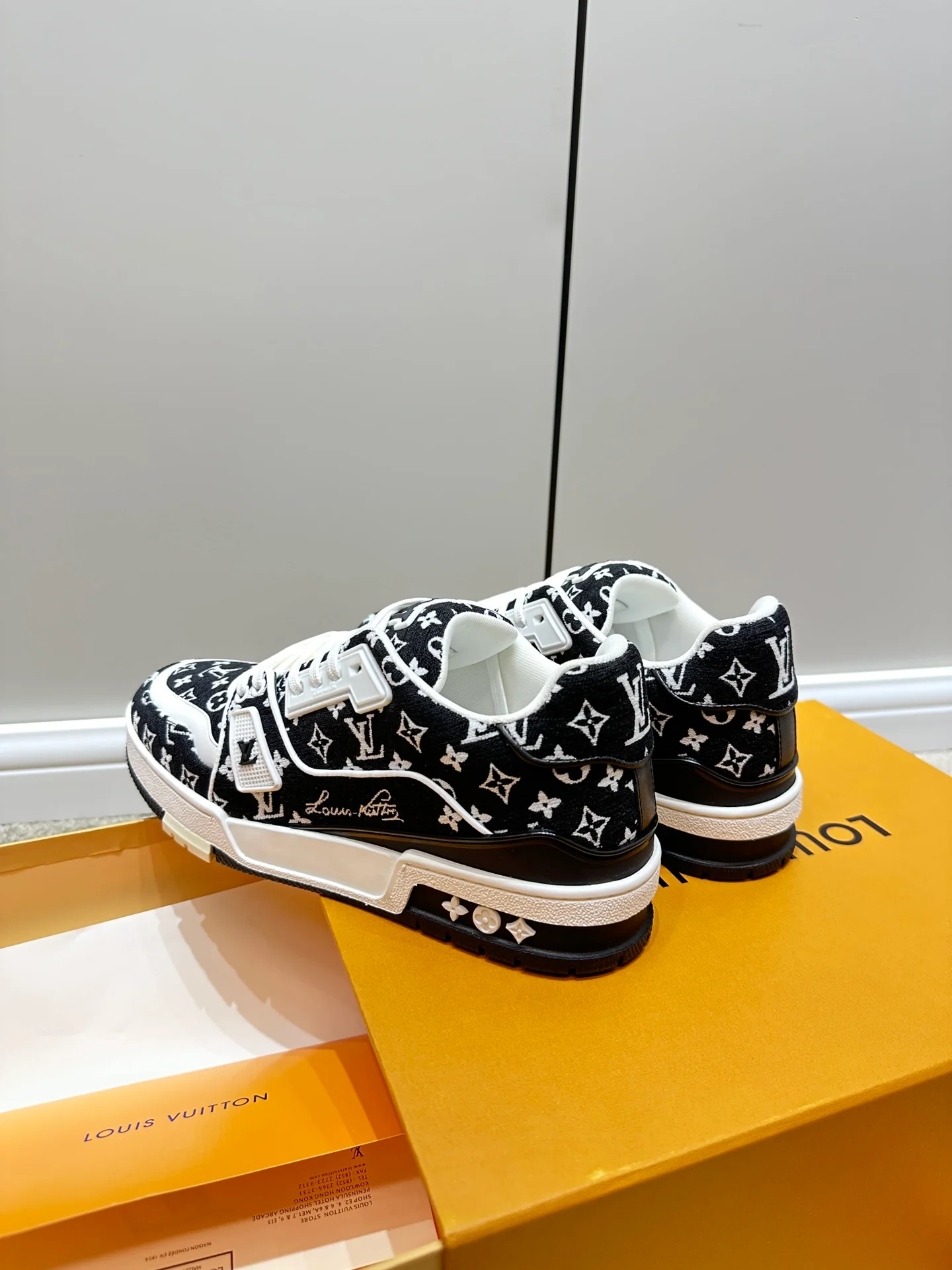 Кроссовки LV Trainer - с принтом по всей поверхности - черные