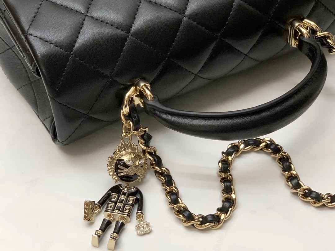 Коллекция Chanel Весна/Лето 2022 - Сумка-клапан на запястье - Овечья кожа