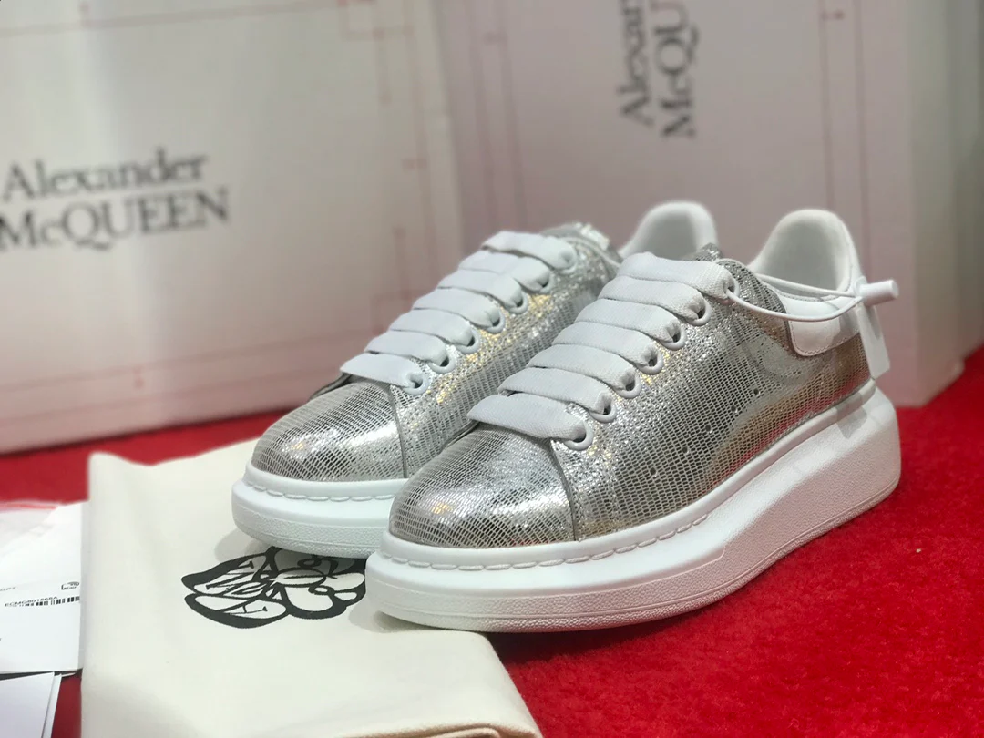 Классические белые кроссовки McQueen - полностью серебристые - с белой отделкой.