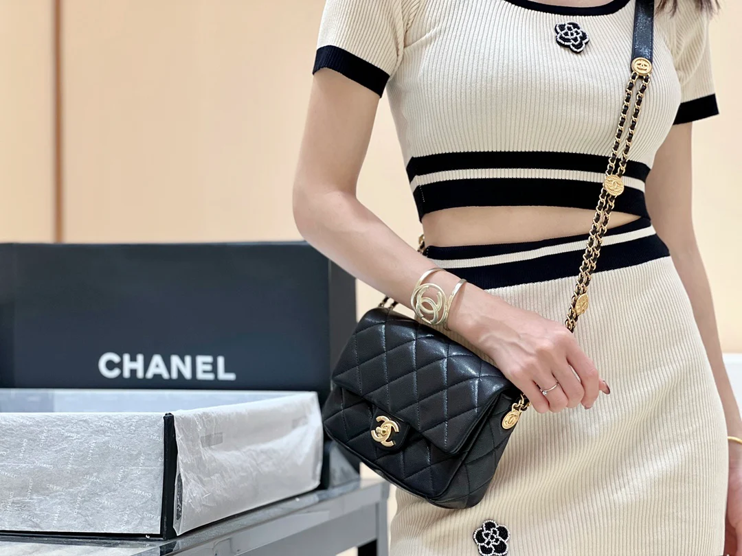 Сумка Chanel CF с цепочкой и монетками — зернистая кожа — большой размер — черная — фотографии в ношении.