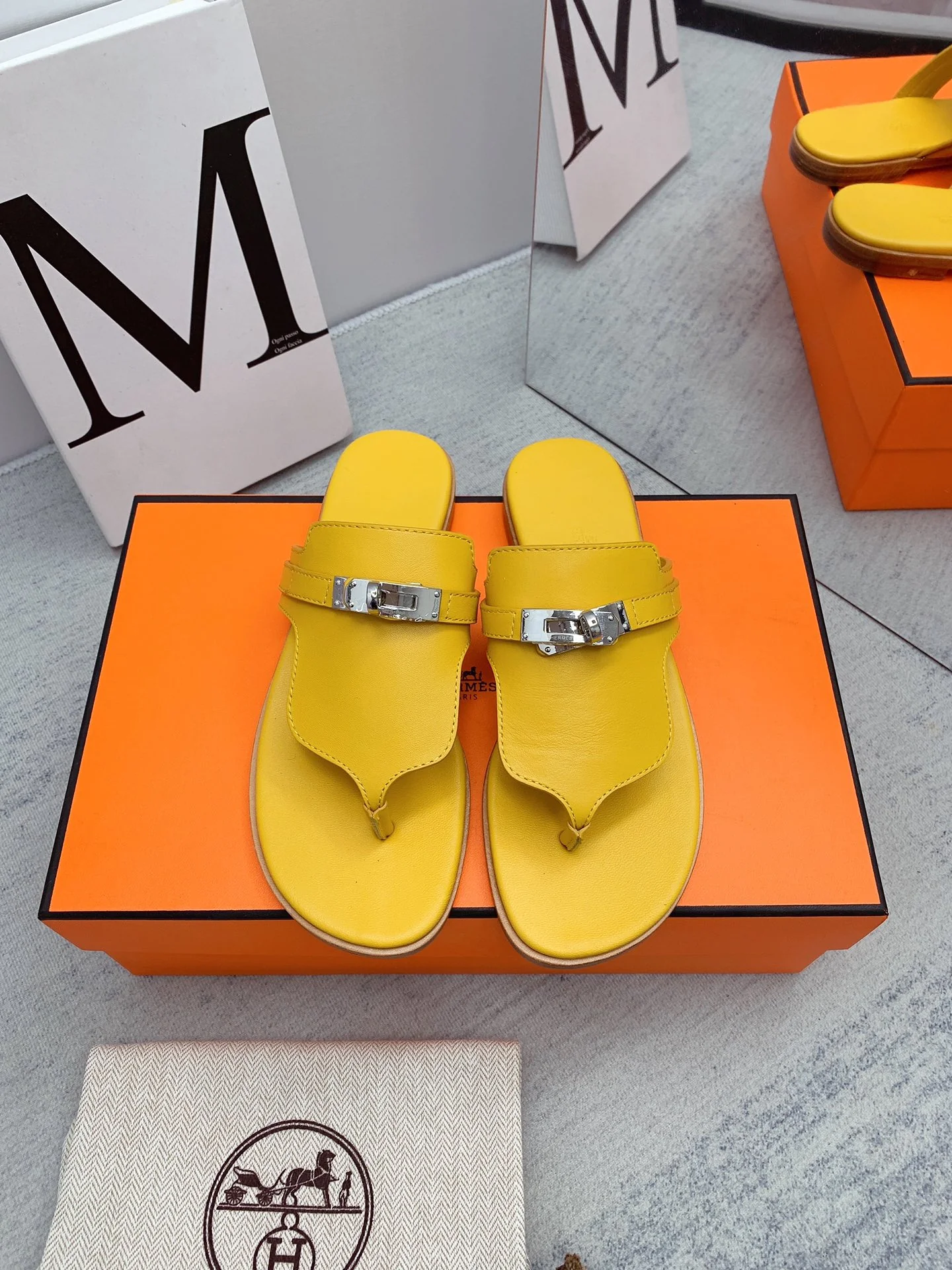 Новинка осенне-зимней коллекции Hermes — шлепанцы.