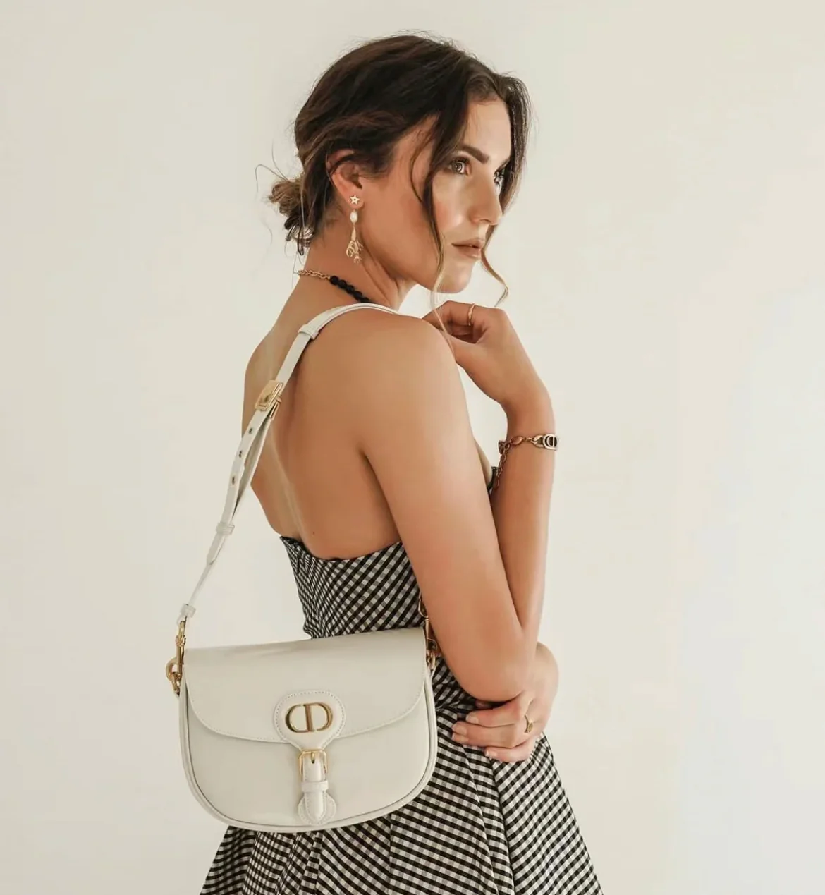 Сумка Dior Bobby Saddle Bag, средний размер, белая.