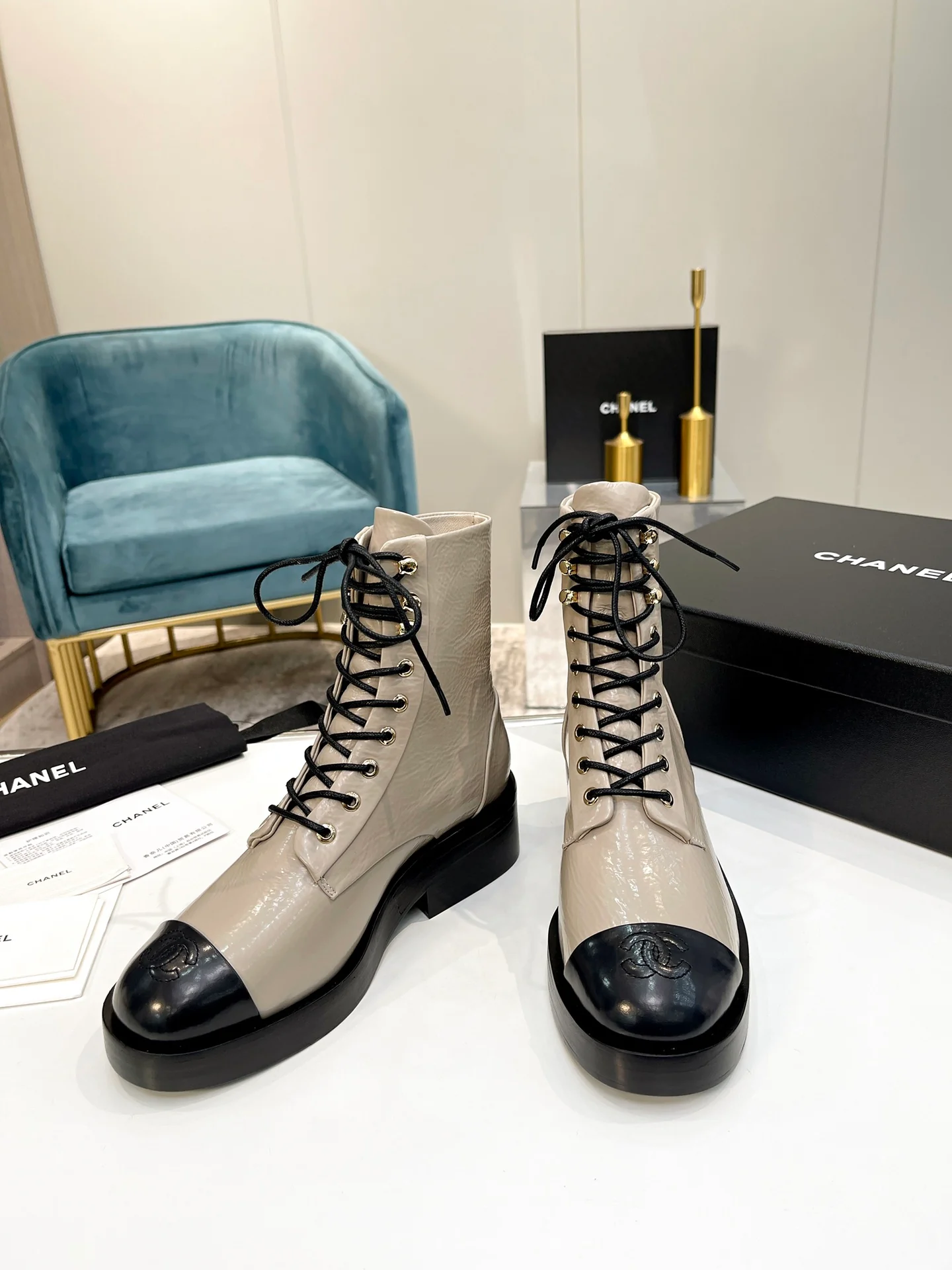 Chanel - Ботинки на шнуровке до середины икры - Абрикосовый цвет