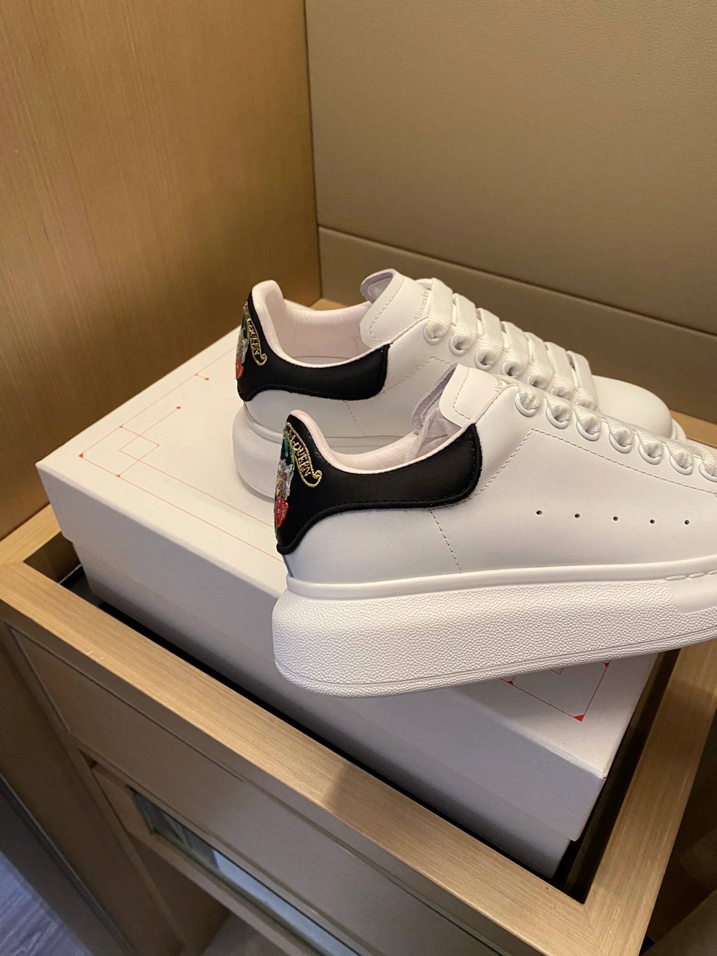 Классические белые кроссовки McQueen с дизайном ?Череп и сердце?.