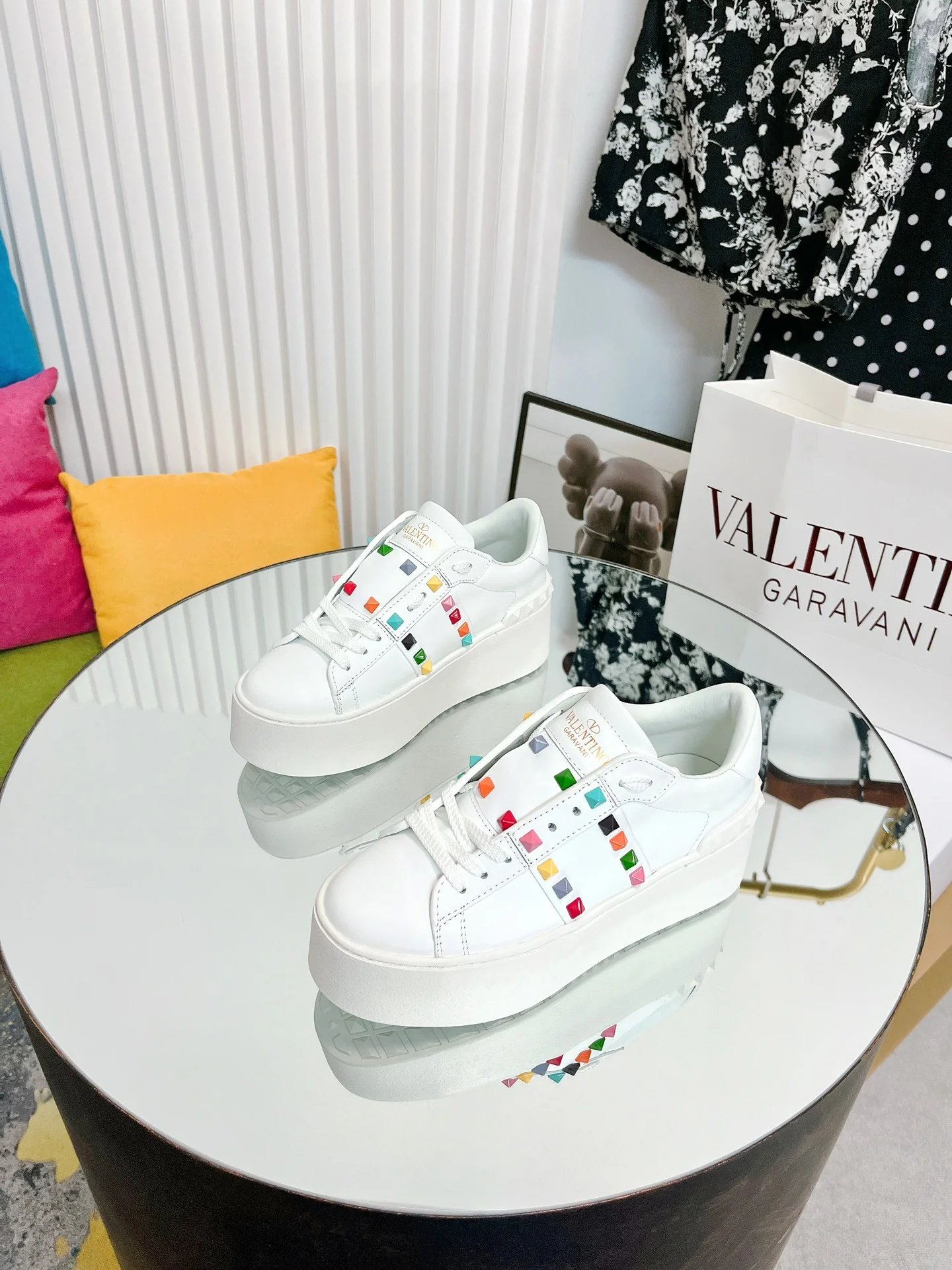 Белые повседневные кроссовки на платформе Valentino - яркие