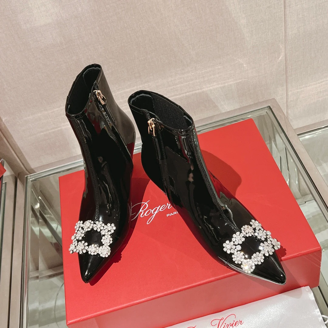 Ботильоны RV Shoes с острым носком, украшенные стразами.