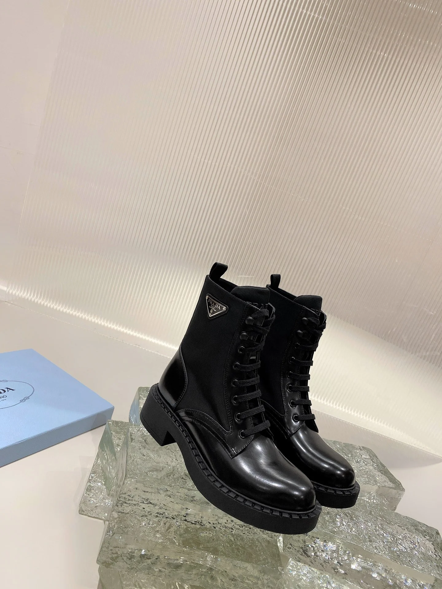 Prada - Уровень покупки через посредника - Ботинки с серебряной пряжкой - 1