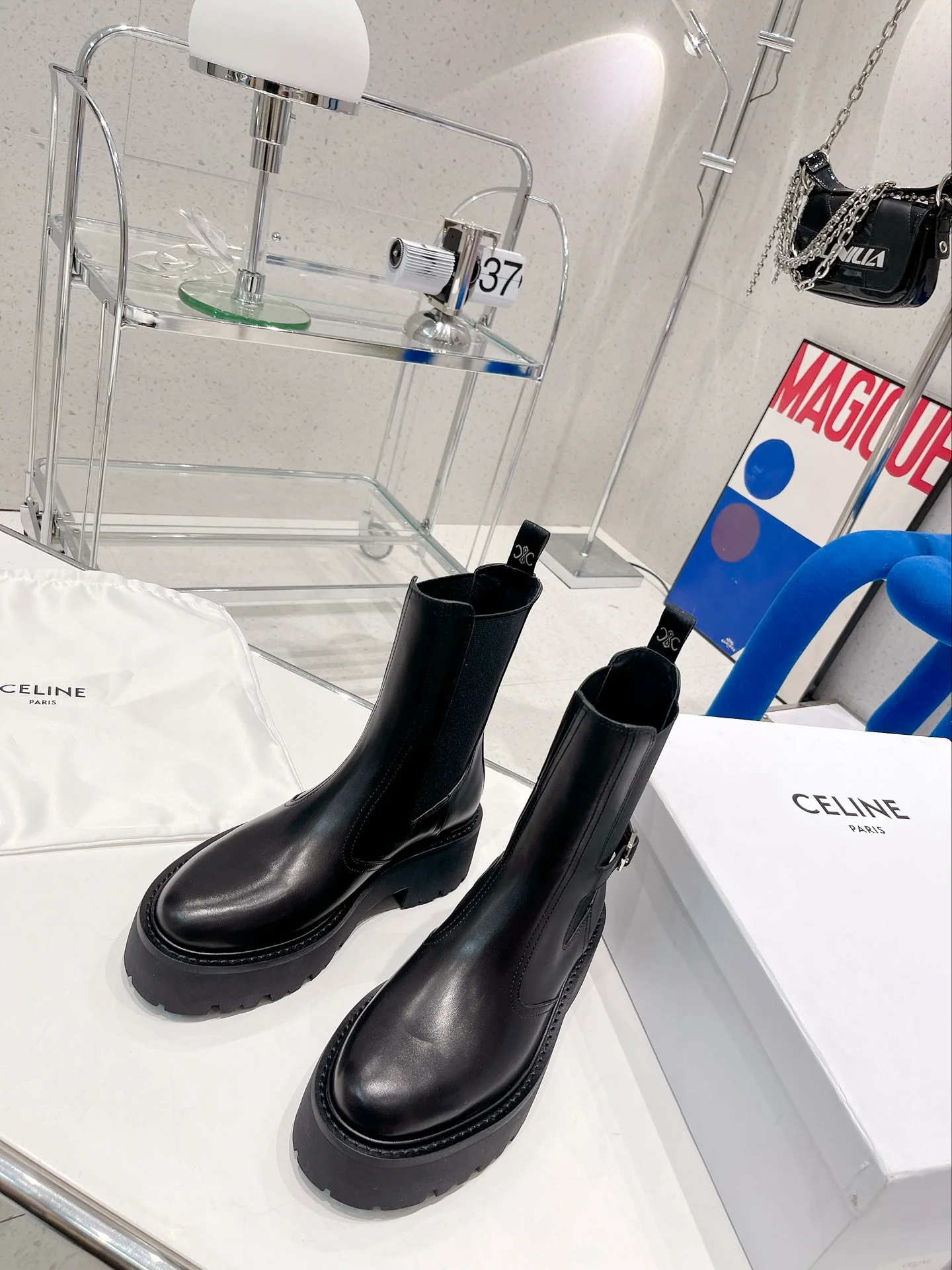 Новинка сезона осень/зима 2022 от Celine — кожаные ботинки с одной пряжкой.