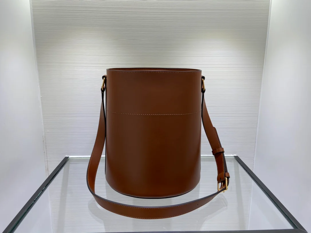 сумка-ведро Celine из коровьей кожи с ремешком Майолло и триумфом