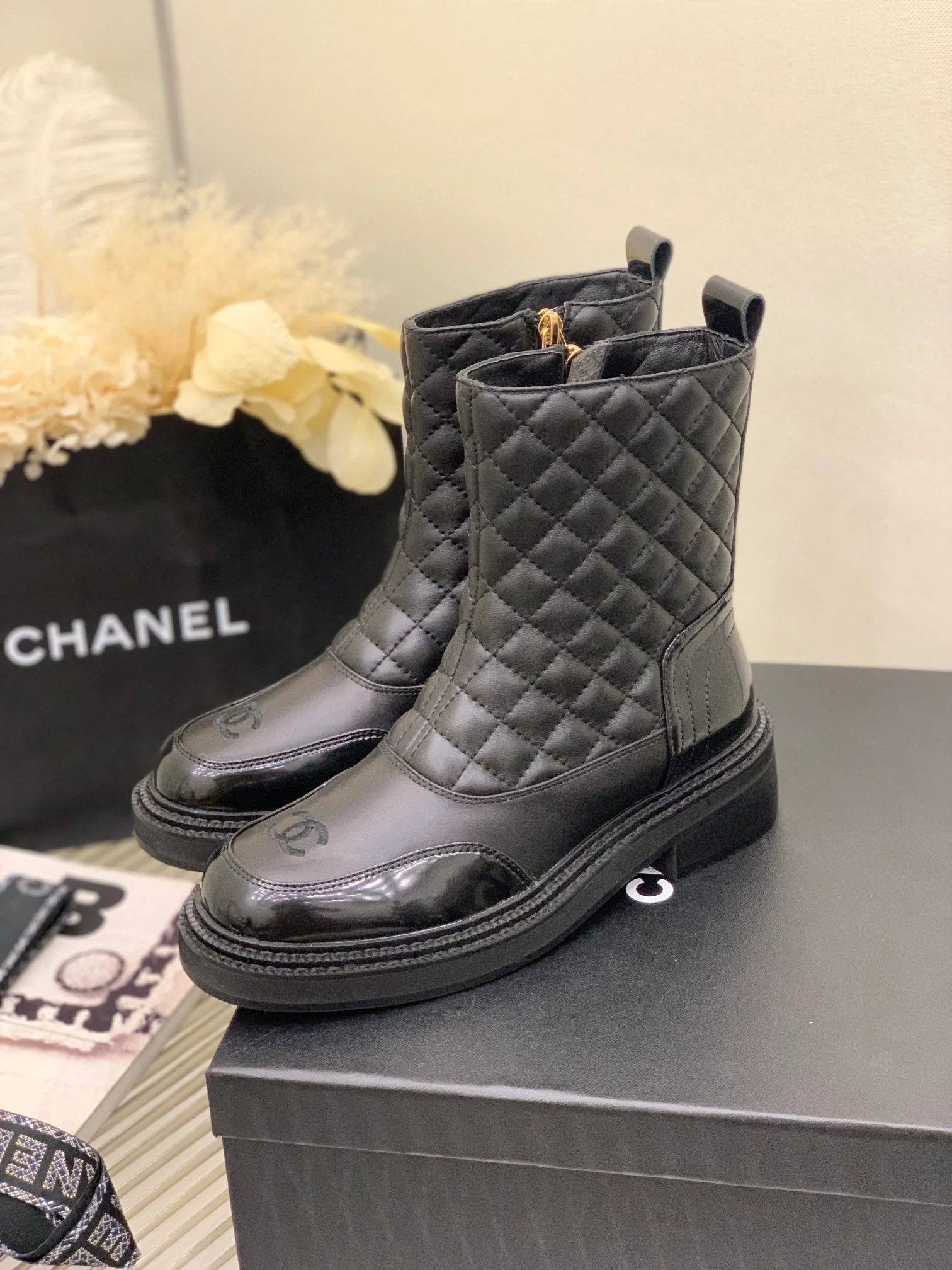 Коллекция Chanel 2022 года с подиума - Ботильоны с бриллиантовыми блестками - Черные