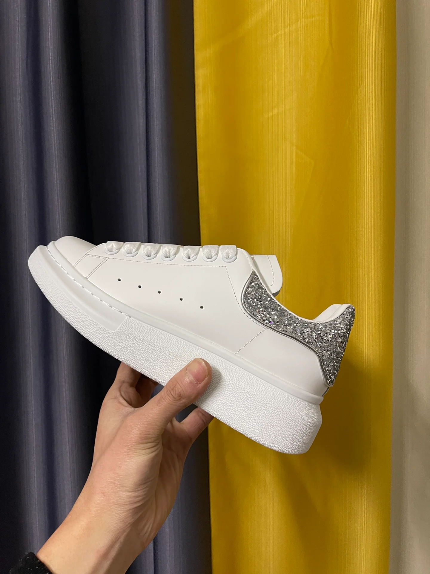 Классические белые кроссовки McQueen - унисекс - переливающийся серебристый задник - премиум-издание