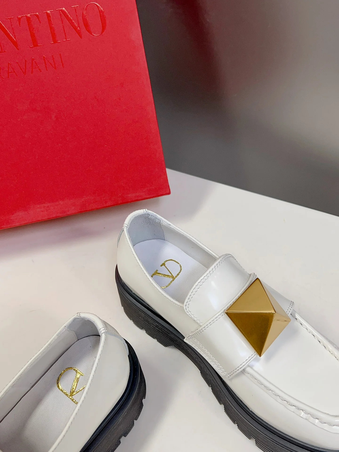 Коллекция Valentino осень/зима 2023, представленная на подиуме - Лоферы - С заклепками - Белые