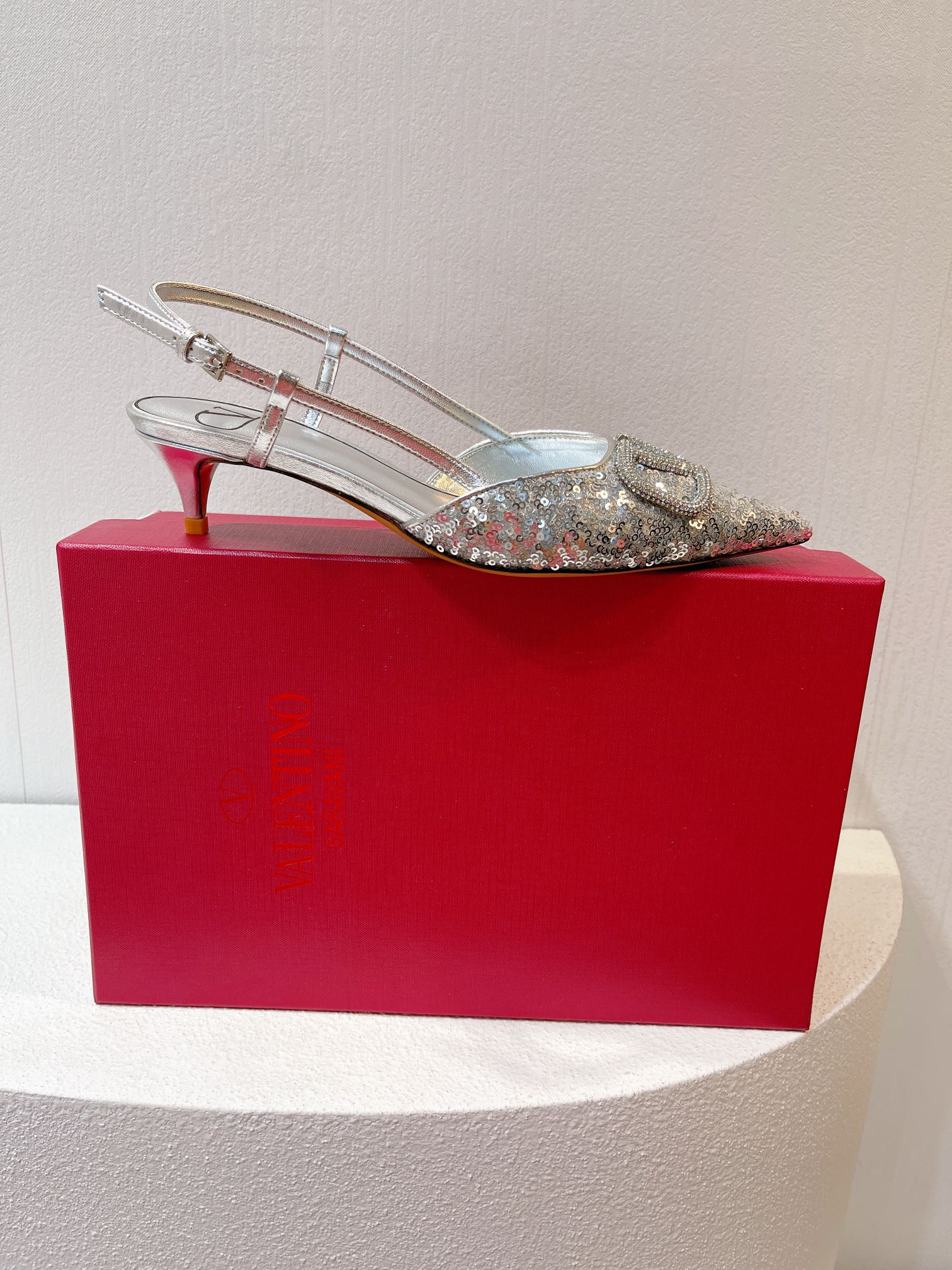 Новинка с официального сайта Valentino 2023 — глянцевые босоножки на низком каблуке с острым носком — 4 см — серебристый.