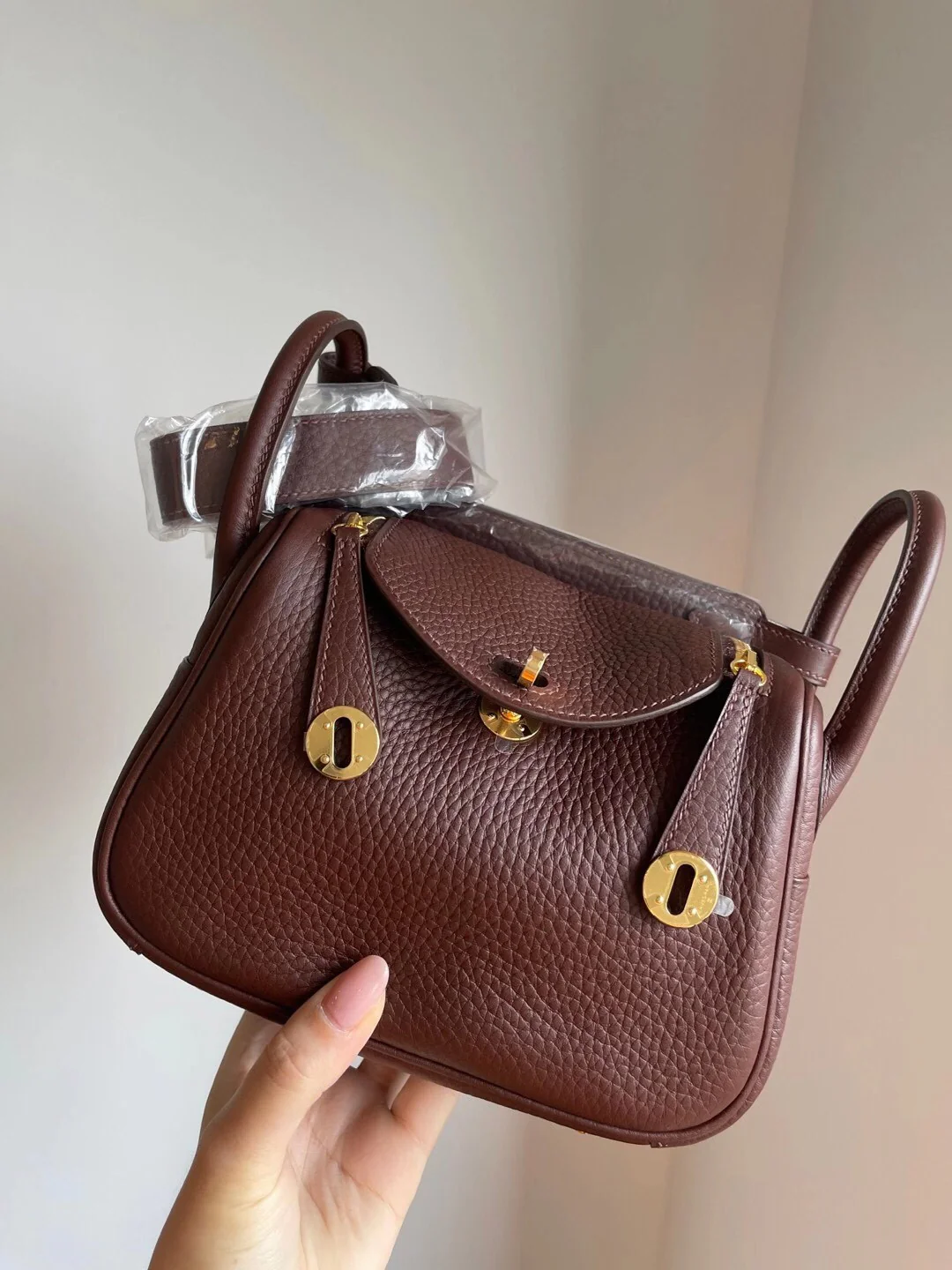 Мини-сумка Hermes Lindy цвета гаваны с золотой пряжкой