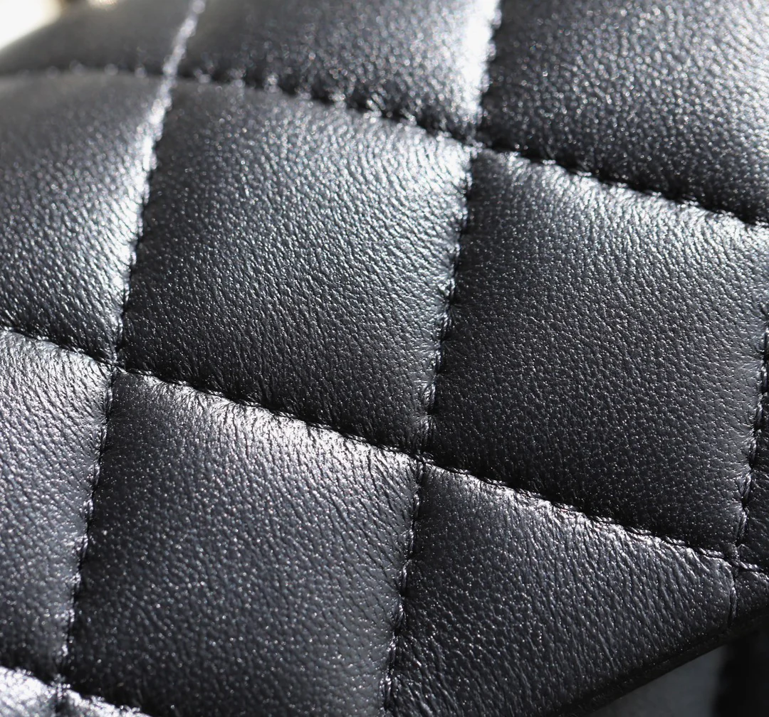 Chanel - Сумка с двойной С-образной ручкой и клапаном CF - Черная