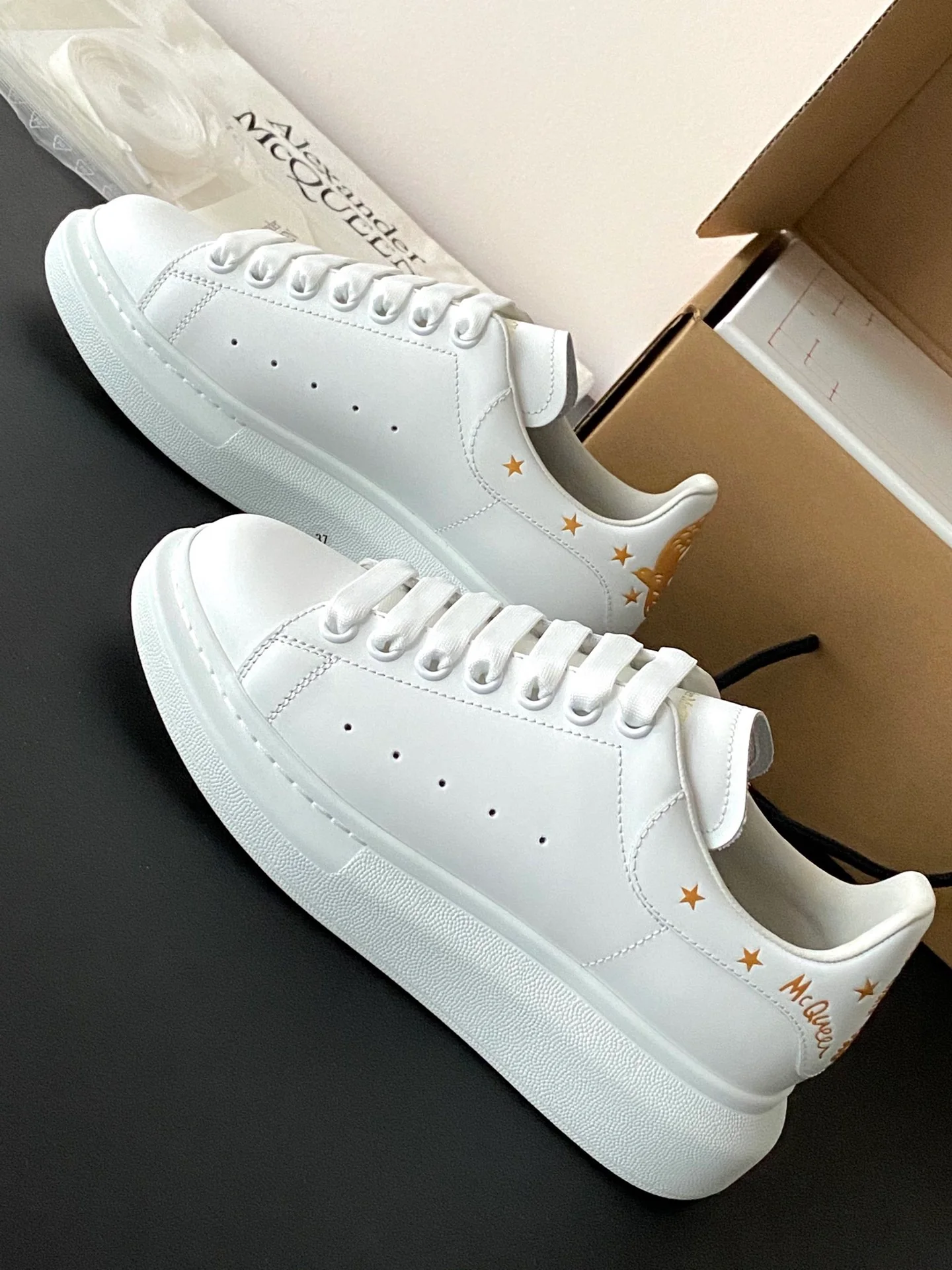 McQueen - Классические белые кроссовки - Love Bird