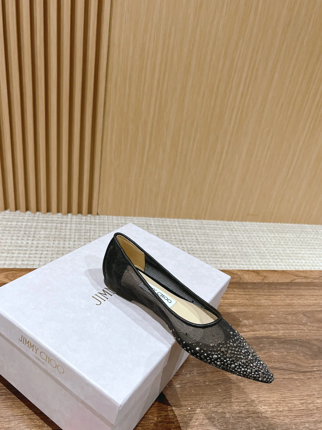 Балетки Jimmy Swarovski с сетчатым верхом и острым носком — черно-серебристые.